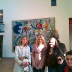 Devant un tableau de Chagall à la Fondation Maeght